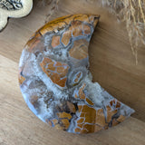 Gele jaspis maan 1 – curated crystal by Marga Jacobs | rust, symboliek en intuïtieve zelfzorg