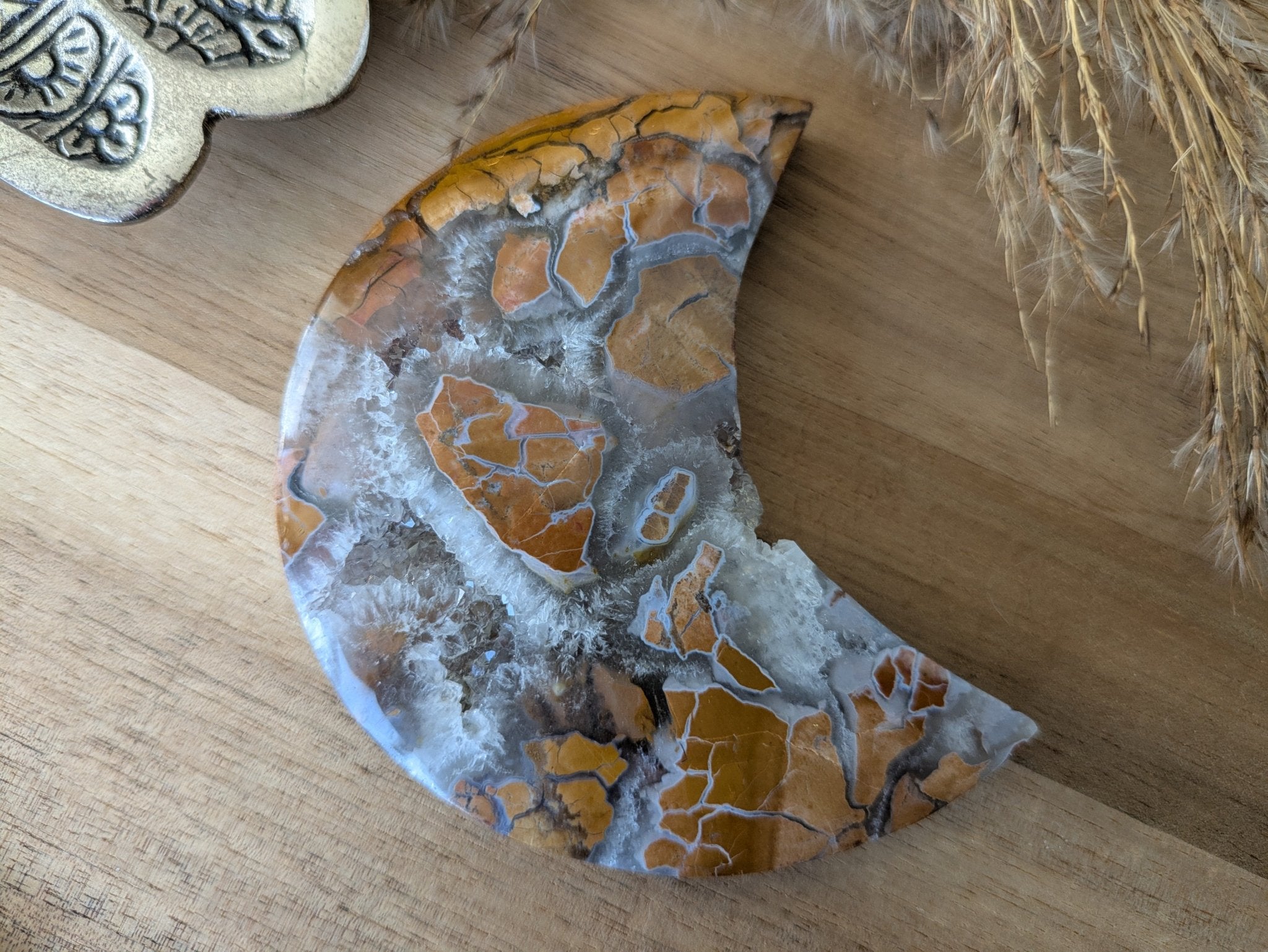 Gele jaspis maan 1 – curated crystal by Marga Jacobs | rust, symboliek en intuïtieve zelfzorg