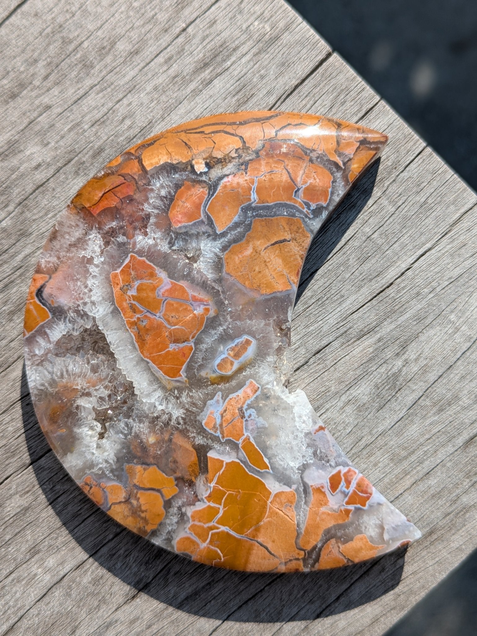 Gele jaspis maan 1 – curated crystal by Marga Jacobs | rust, symboliek en intuïtieve zelfzorg