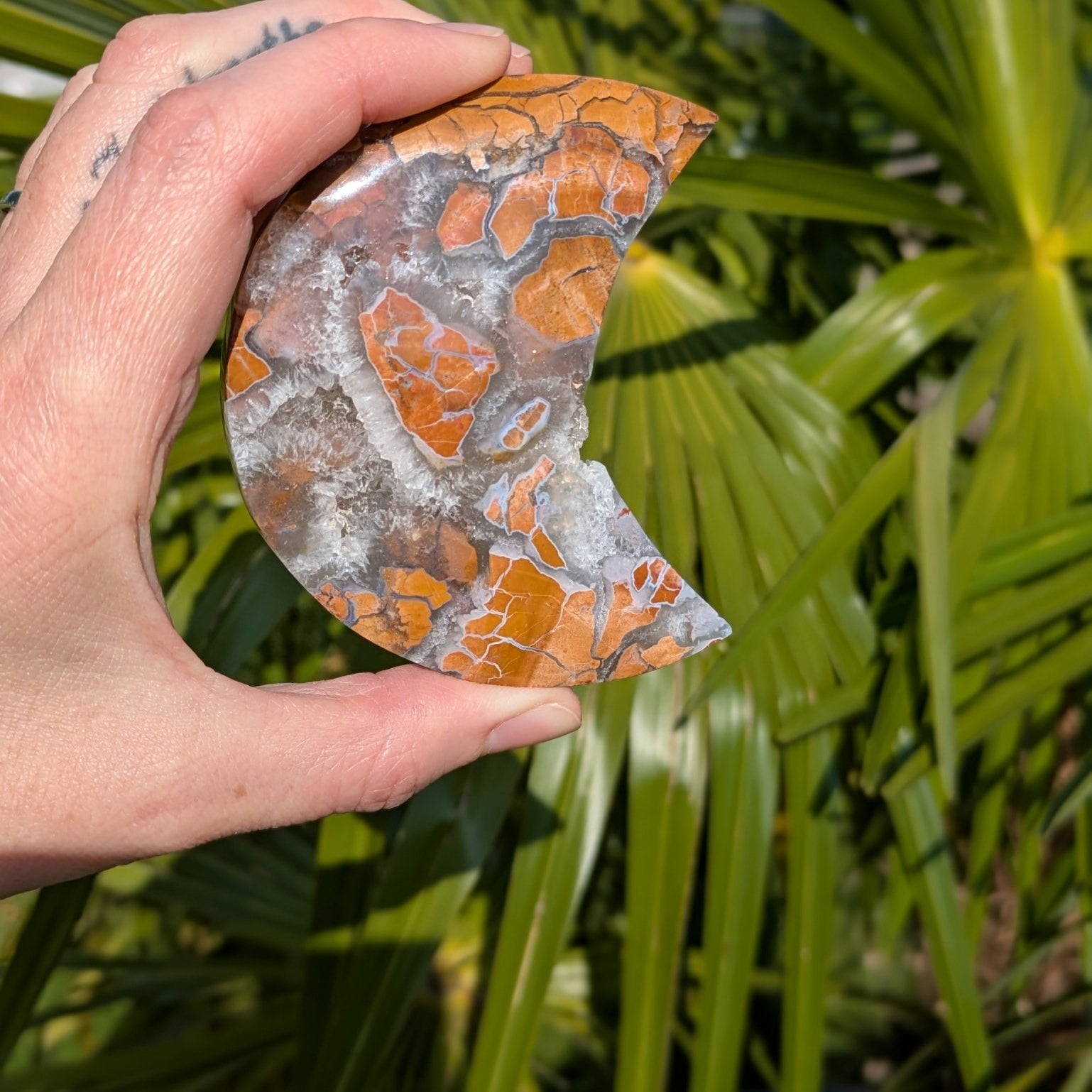 Gele jaspis maan 1 – curated crystal by Marga Jacobs | rust, symboliek en intuïtieve zelfzorg