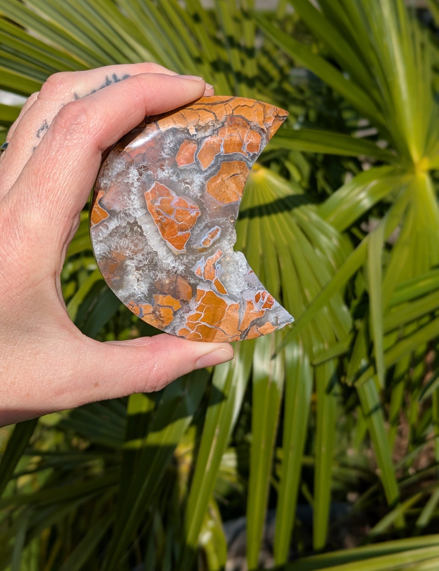 Gele jaspis maan 1 – curated crystal by Marga Jacobs | rust, symboliek en intuïtieve zelfzorg