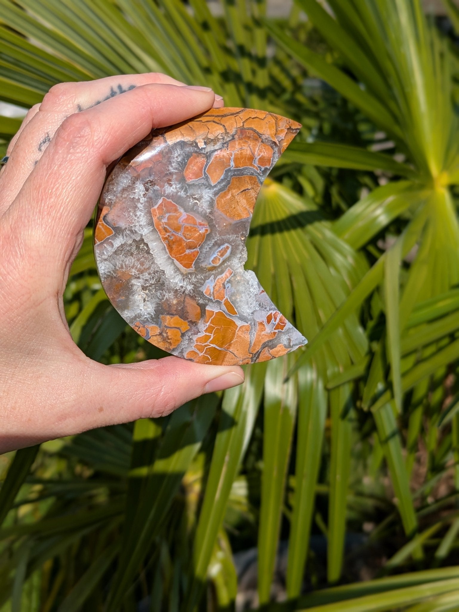 Gele jaspis maan 1 – curated crystal by Marga Jacobs | rust, symboliek en intuïtieve zelfzorg