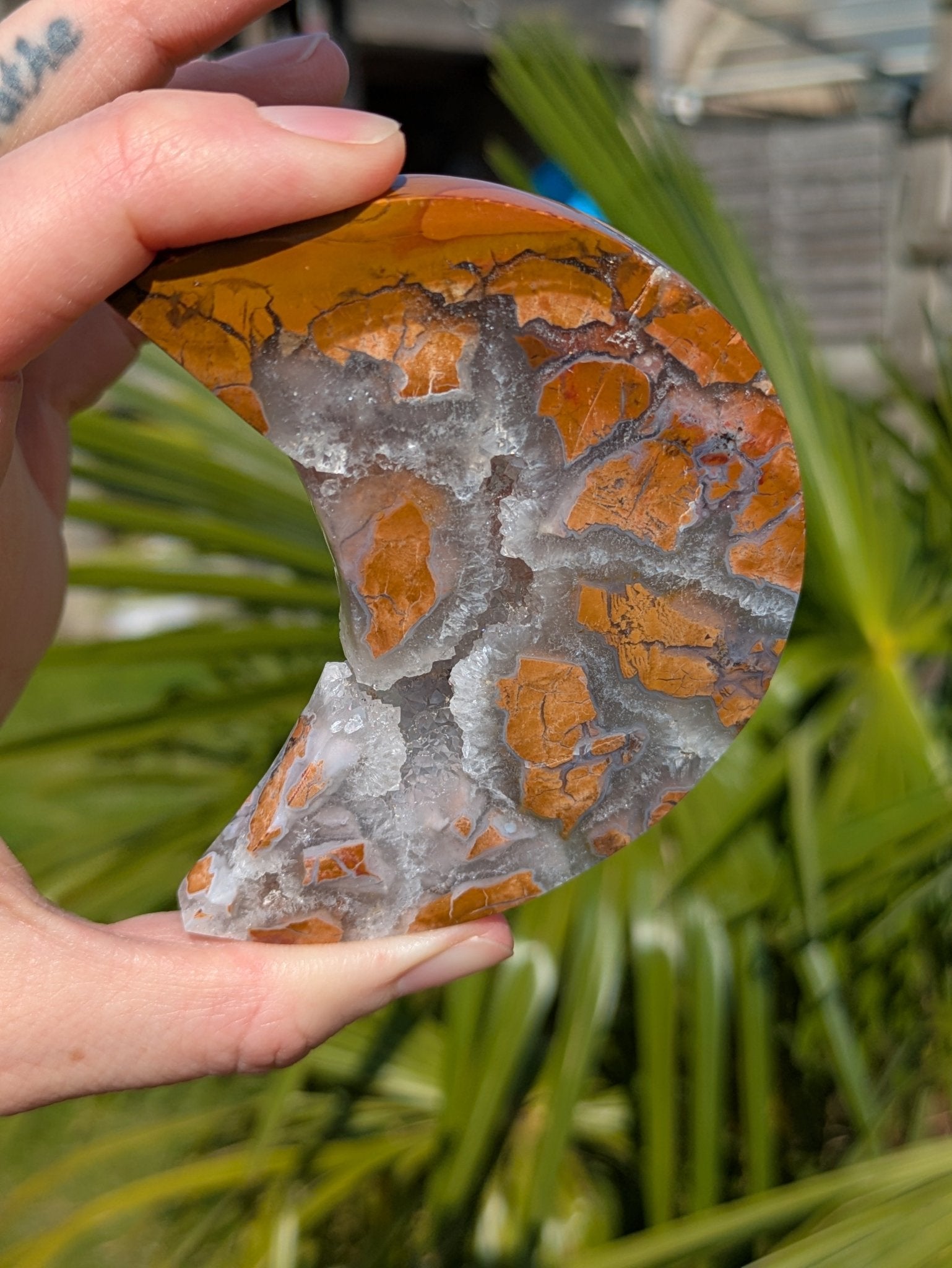 Gele jaspis maan 1 – curated crystal by Marga Jacobs | rust, symboliek en intuïtieve zelfzorg