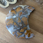 Gele jaspis maan 2 – curated crystal by Marga Jacobs | rust, symboliek en intuïtieve zelfzorg