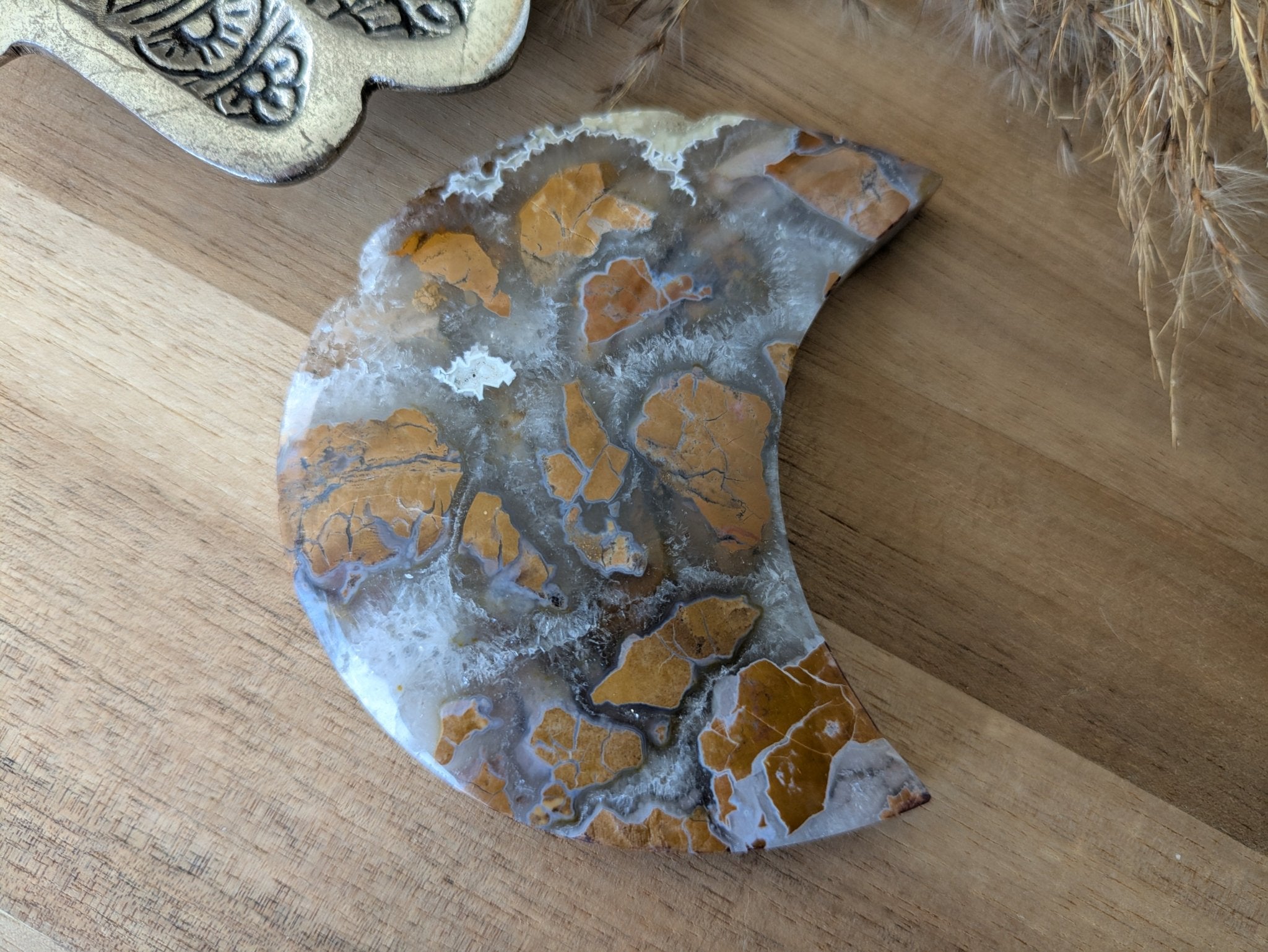 Gele jaspis maan 2 – curated crystal by Marga Jacobs | rust, symboliek en intuïtieve zelfzorg