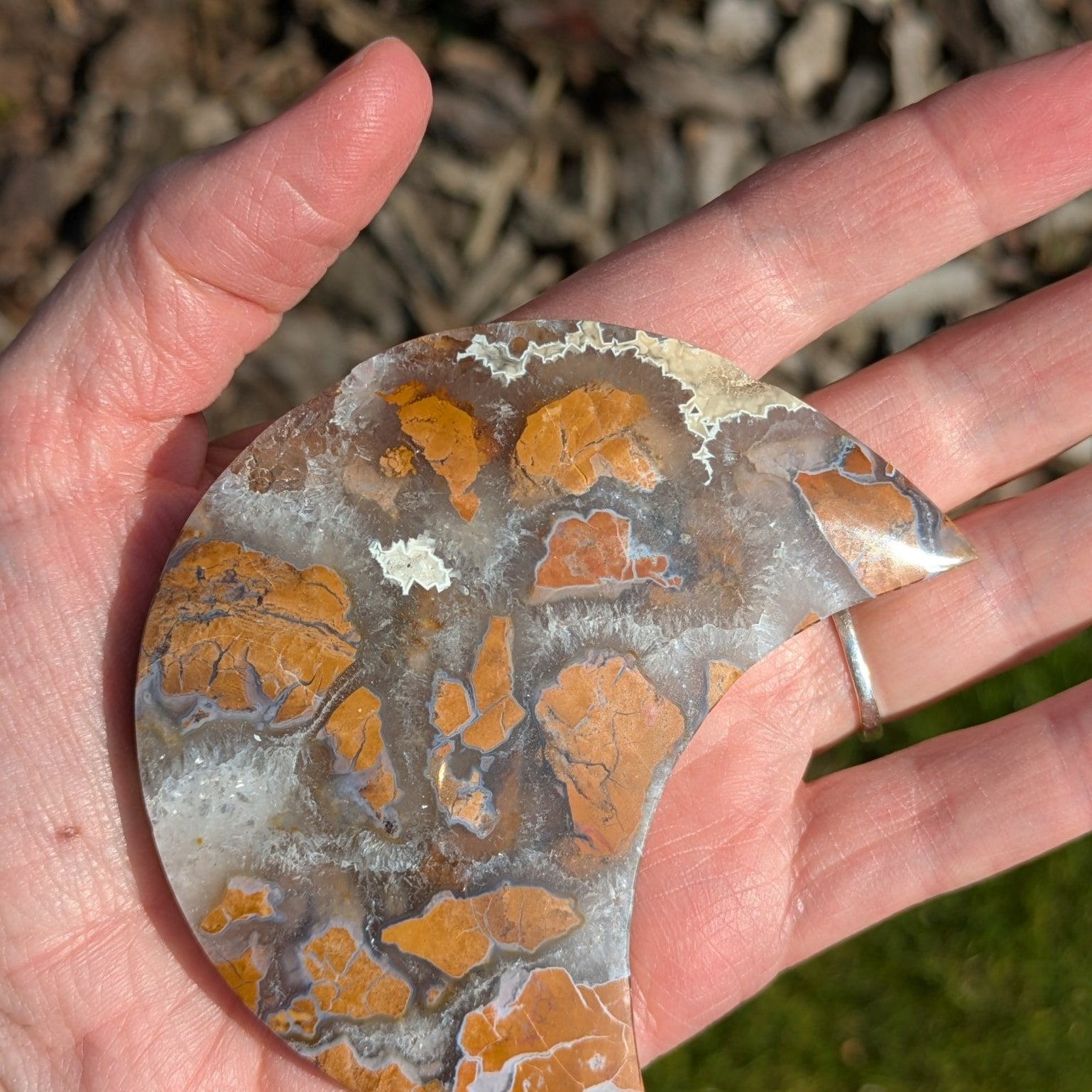 Gele jaspis maan 2 – curated crystal by Marga Jacobs | rust, symboliek en intuïtieve zelfzorg