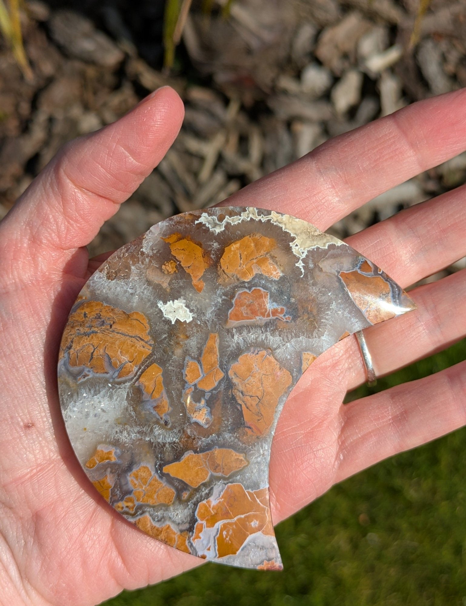 Gele jaspis maan 2 – curated crystal by Marga Jacobs | rust, symboliek en intuïtieve zelfzorg