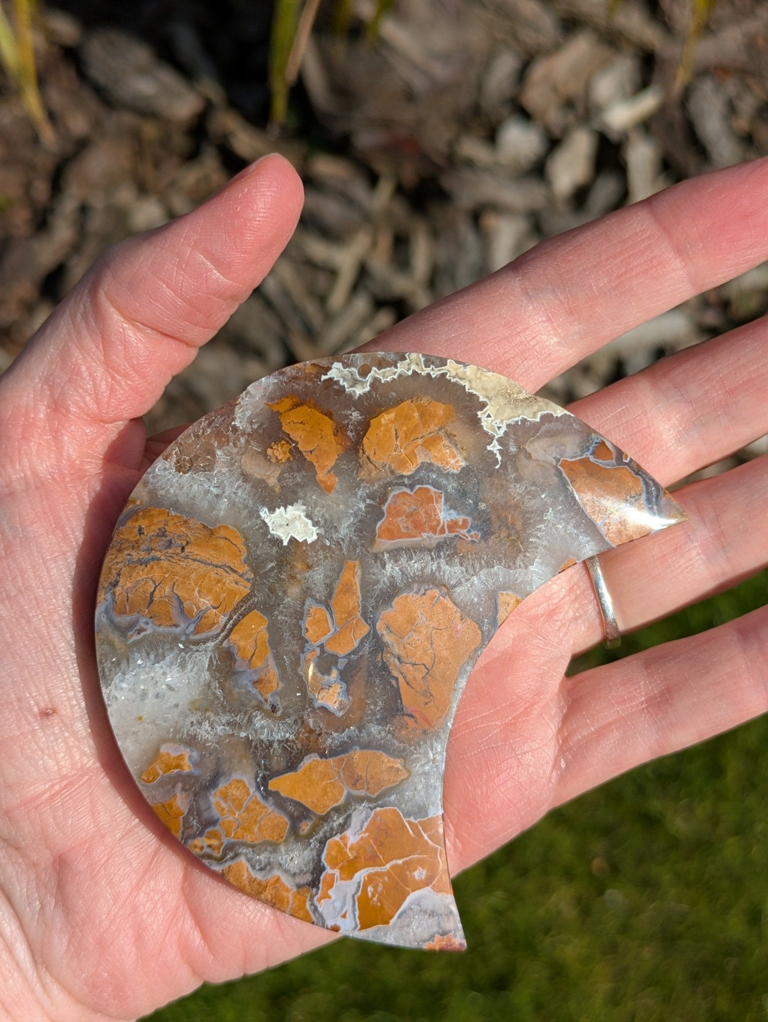 Gele jaspis maan 2 – curated crystal by Marga Jacobs | rust, symboliek en intuïtieve zelfzorg