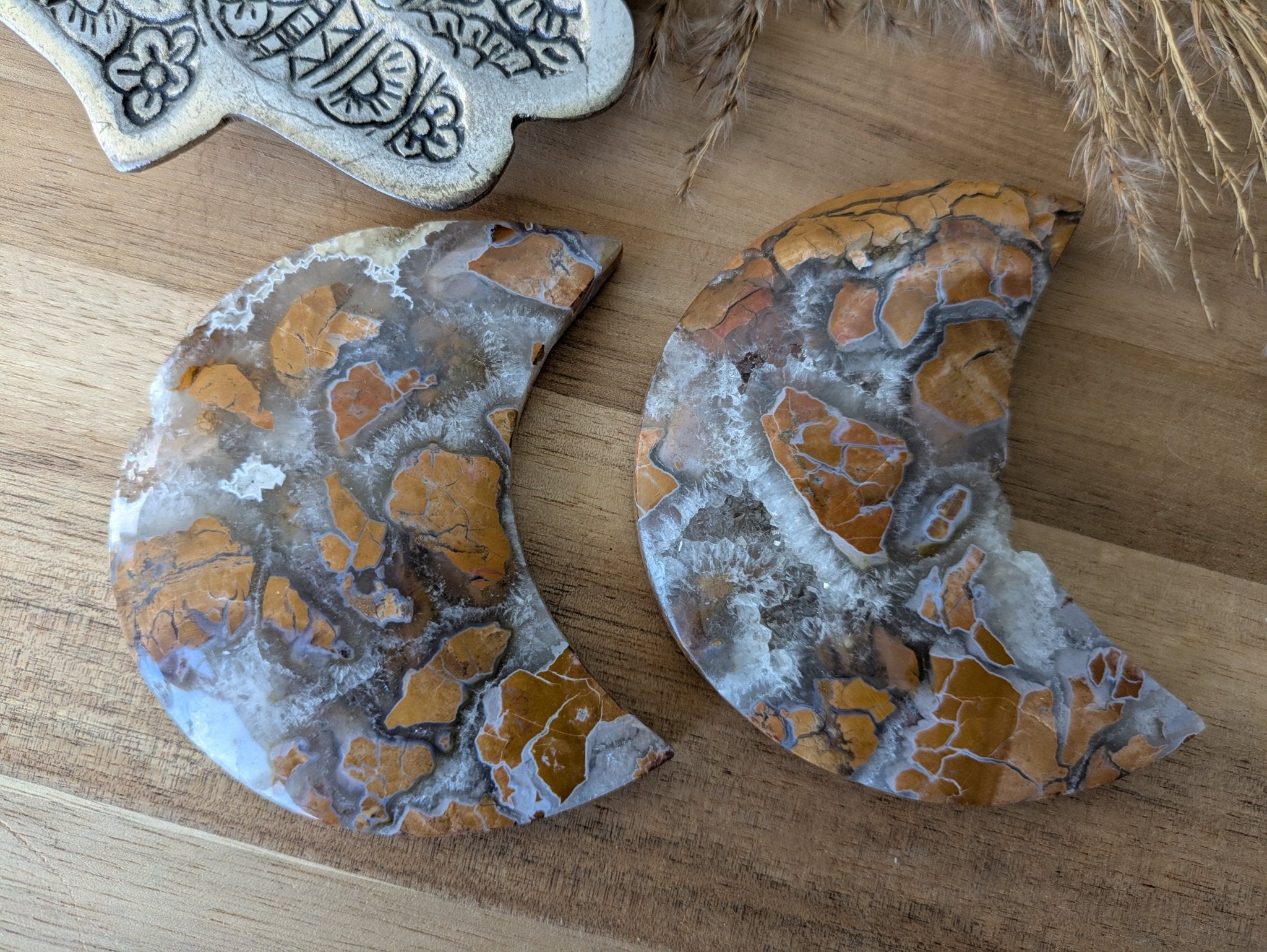 Gele jaspis maan 2 – curated crystal by Marga Jacobs | rust, symboliek en intuïtieve zelfzorg