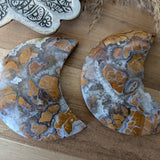 Gele jaspis maan 2 – curated crystal by Marga Jacobs | rust, symboliek en intuïtieve zelfzorg