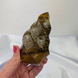 Gele oceaan jaspis vlam – curated crystal by Marga Jacobs | rust, symboliek en intuïtieve zelfzorg