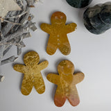 Gele oceaanjaspis peperkoekmannetje – curated crystal by Marga Jacobs | rust, symboliek en intuïtieve zelfzorg