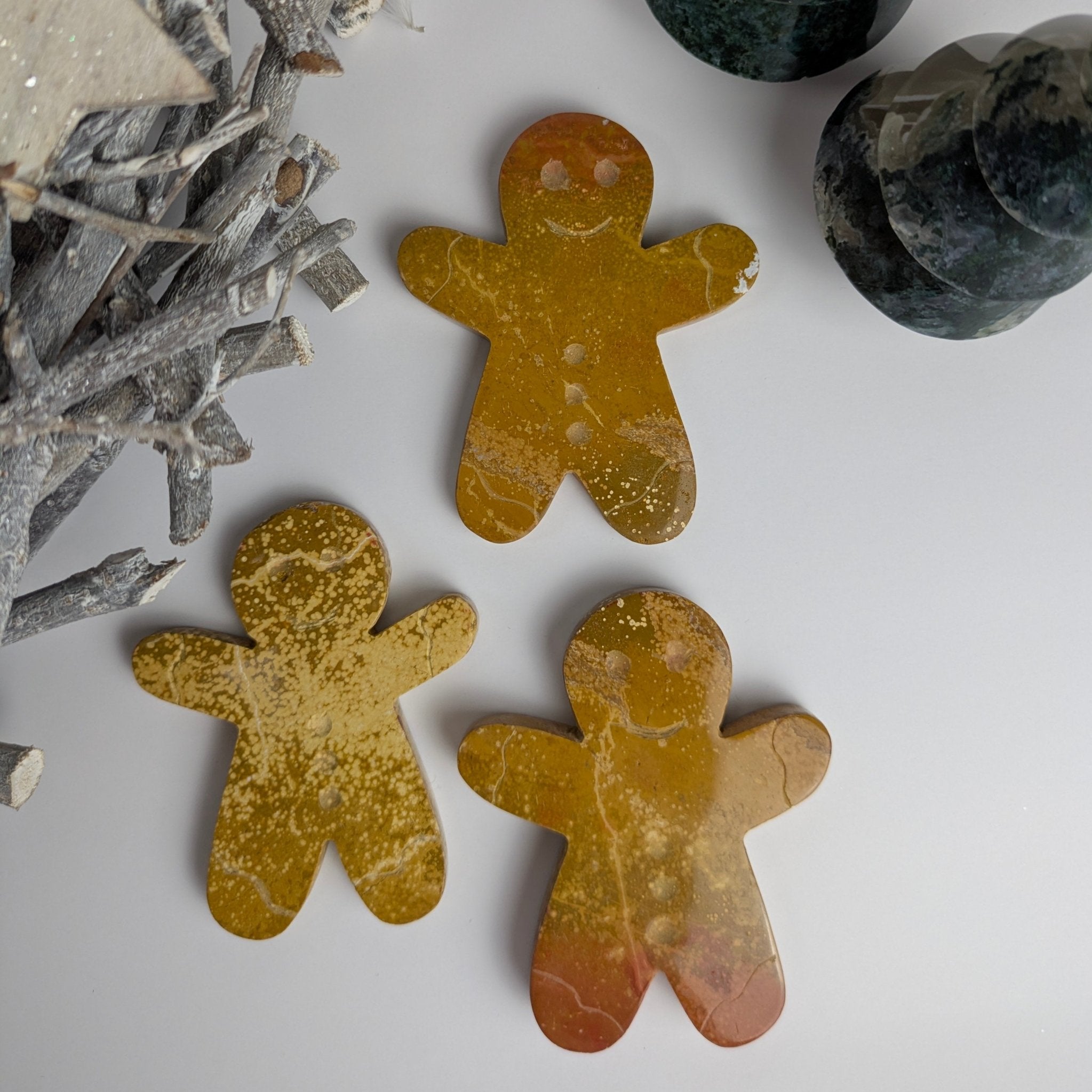 Gele oceaanjaspis peperkoekmannetje – curated crystal by Marga Jacobs | rust, symboliek en intuïtieve zelfzorg
