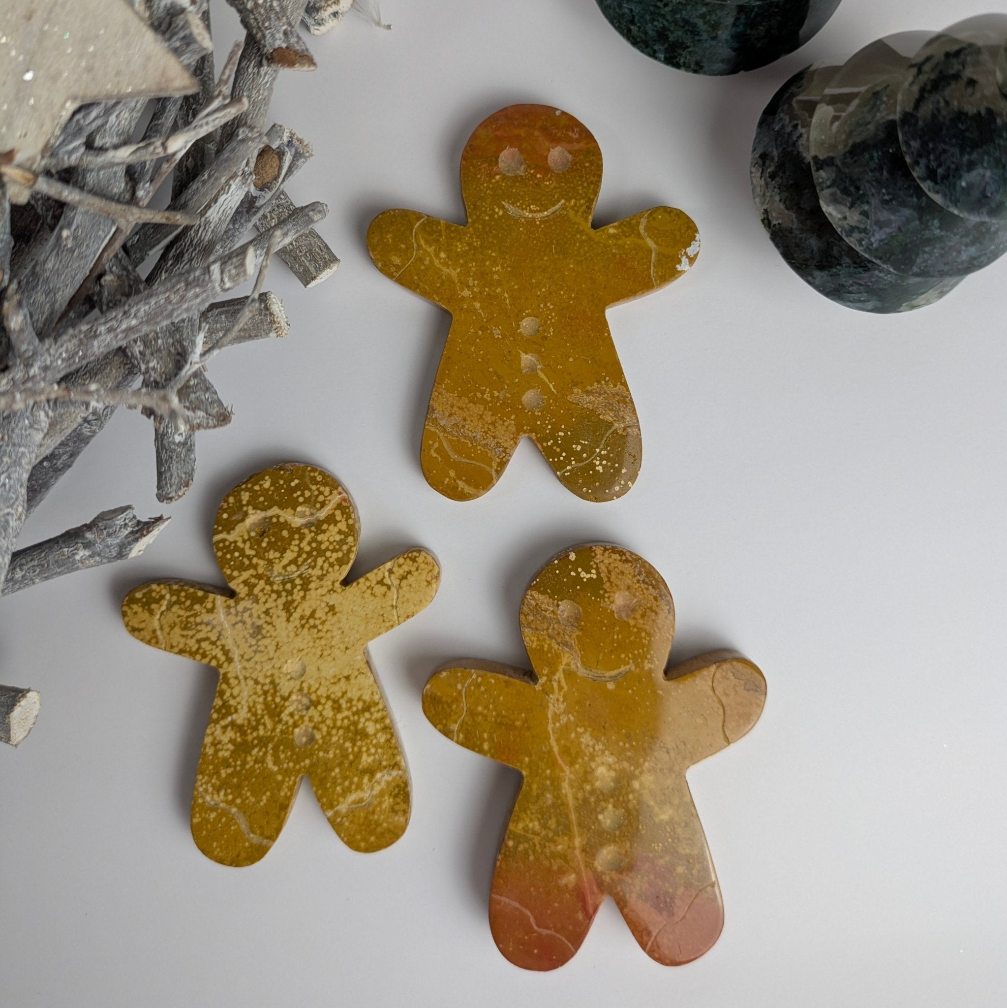 Gele oceaanjaspis peperkoekmannetje – curated crystal by Marga Jacobs | rust, symboliek en intuïtieve zelfzorg