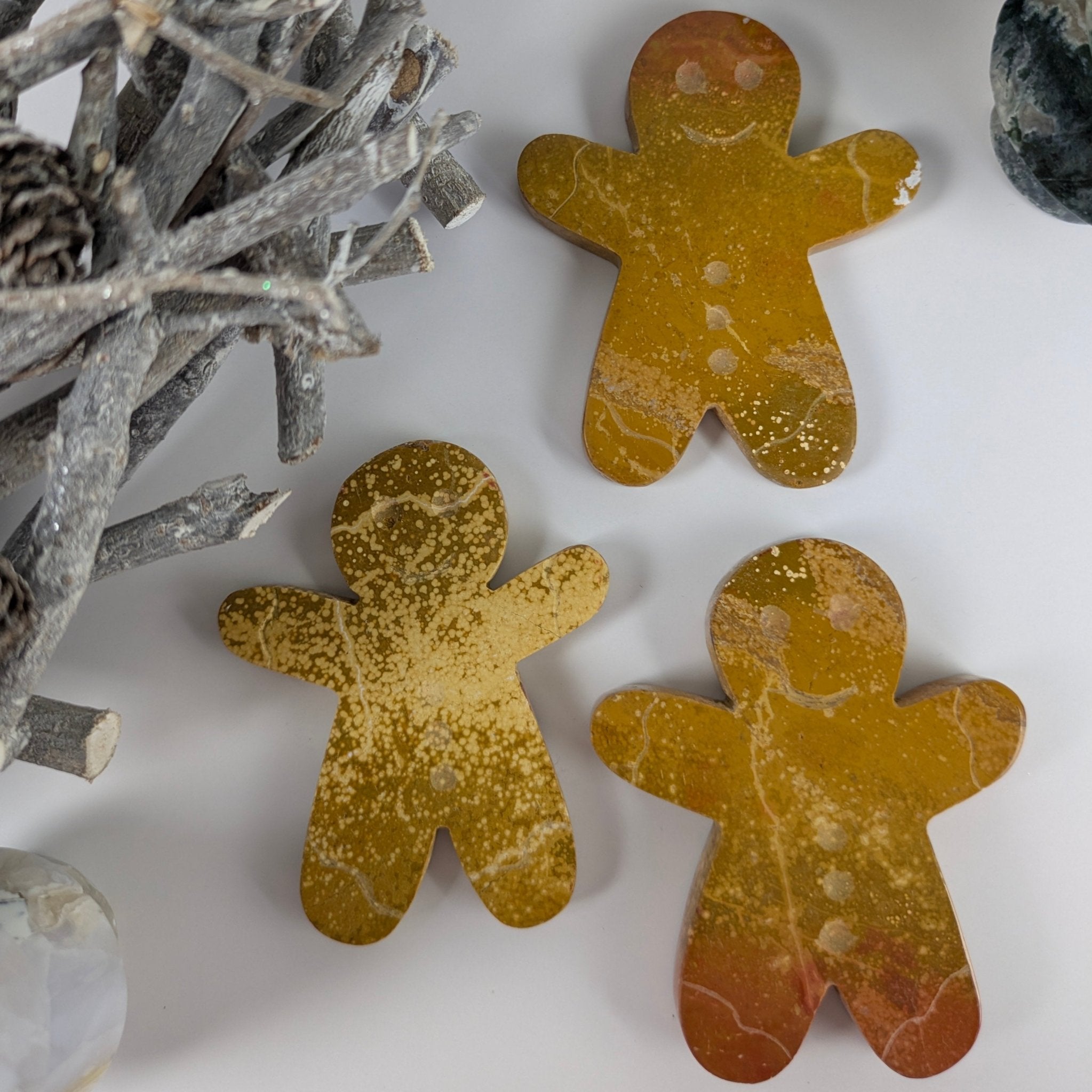 Gele oceaanjaspis peperkoekmannetje – curated crystal by Marga Jacobs | rust, symboliek en intuïtieve zelfzorg