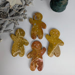 Gele oceaanjaspis peperkoekmannetje (opgestoken hand) – curated crystal by Marga Jacobs | rust, symboliek en intuïtieve zelfzorg