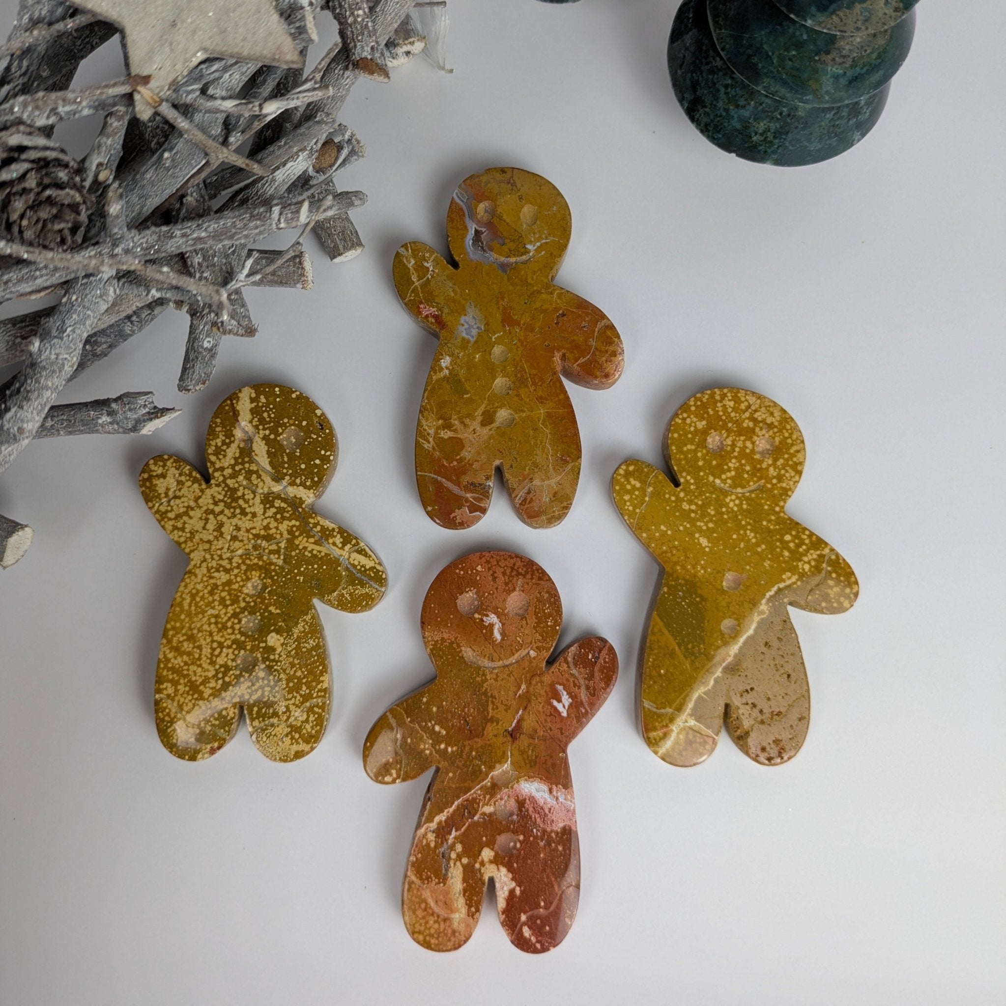 Gele oceaanjaspis peperkoekmannetje (opgestoken hand) – curated crystal by Marga Jacobs | rust, symboliek en intuïtieve zelfzorg