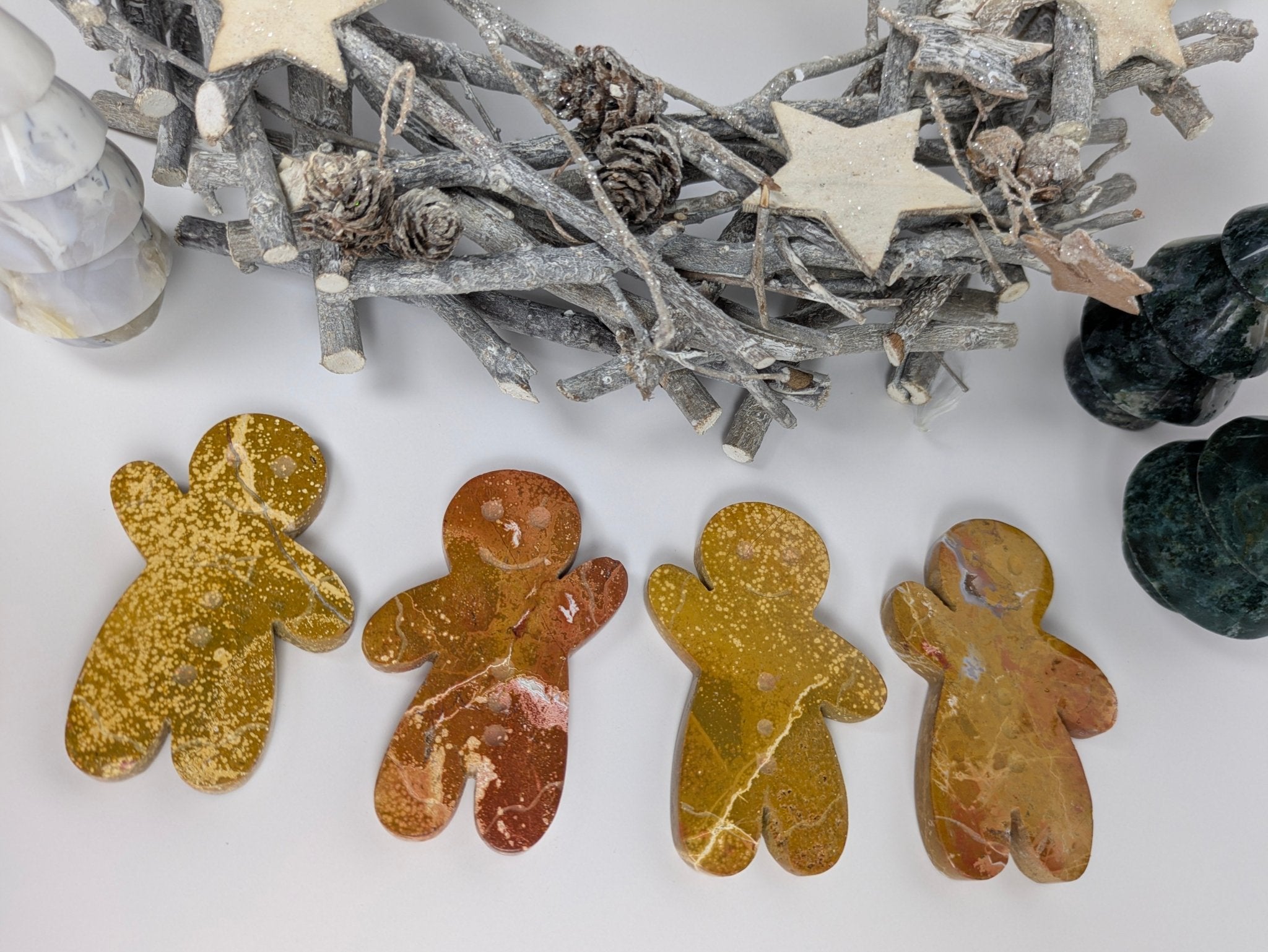 Gele oceaanjaspis peperkoekmannetje (opgestoken hand) – curated crystal by Marga Jacobs | rust, symboliek en intuïtieve zelfzorg