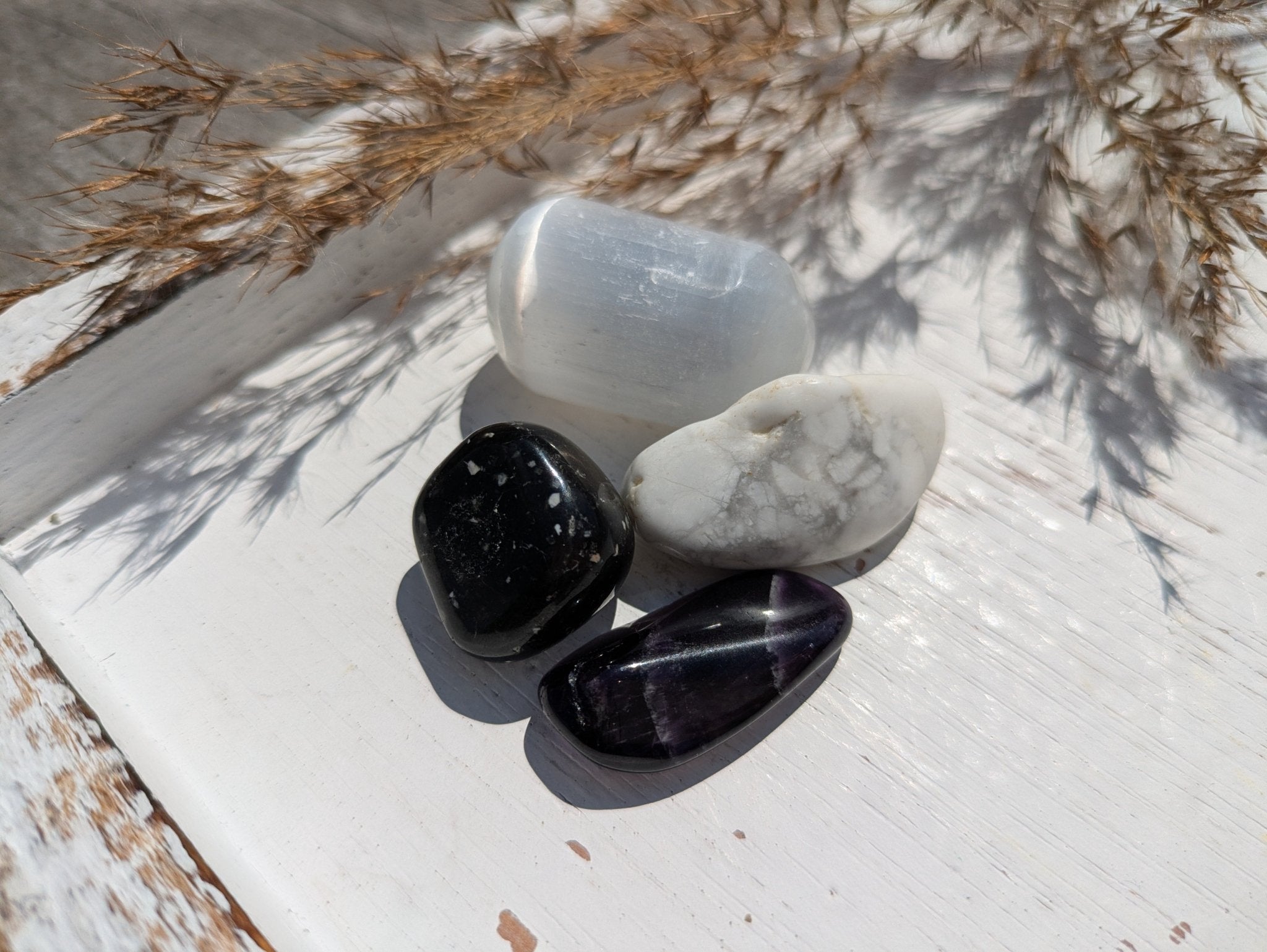 Goede nachtrust edelstenensetje – curated crystal by Marga Jacobs | rust, symboliek en intuïtieve zelfzorg