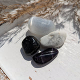 Goede nachtrust edelstenensetje – curated crystal by Marga Jacobs | rust, symboliek en intuïtieve zelfzorg