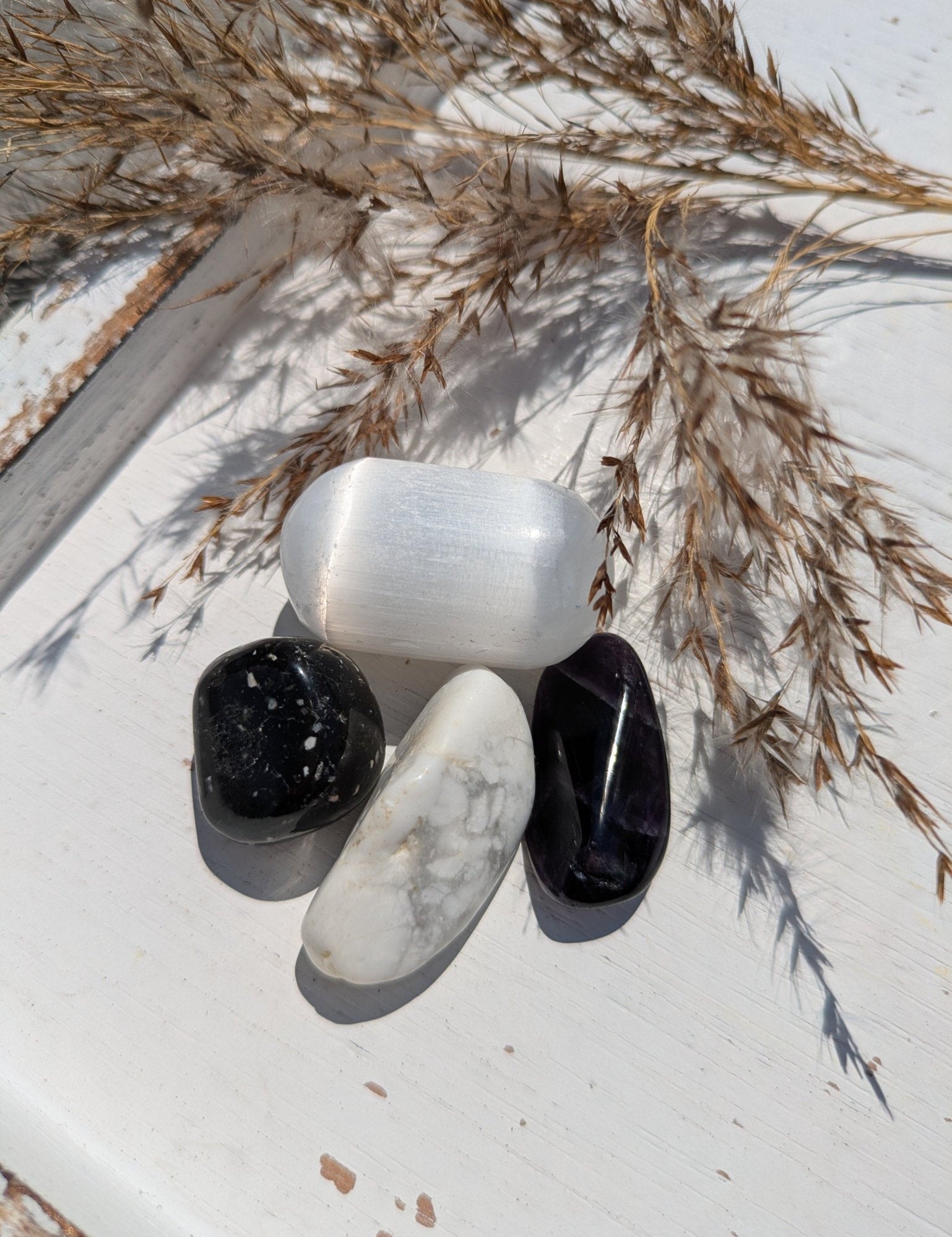 Goede nachtrust edelstenensetje – curated crystal by Marga Jacobs | rust, symboliek en intuïtieve zelfzorg