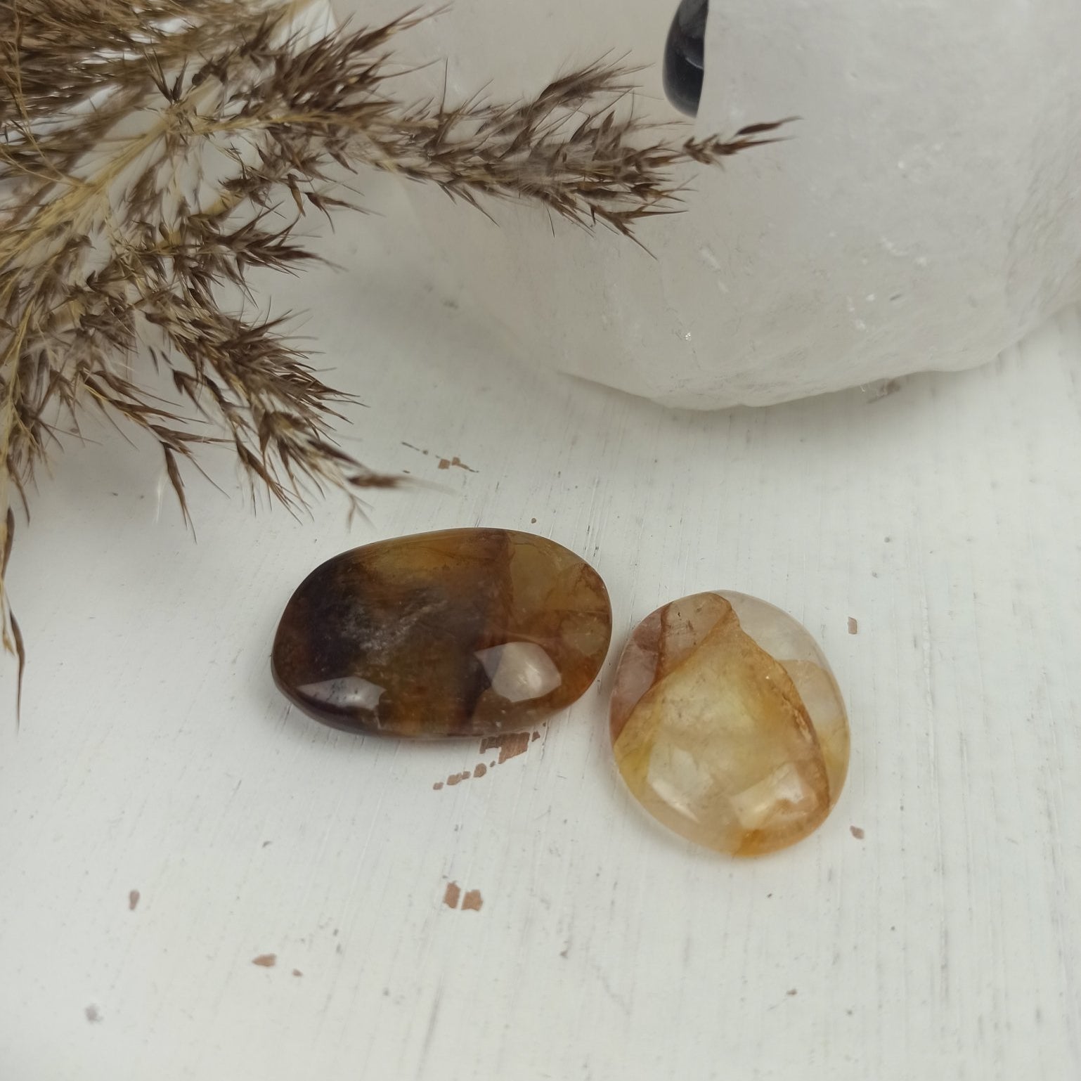 Golden healer handstenen – curated crystal by Marga Jacobs | rust, symboliek en intuïtieve zelfzorg
