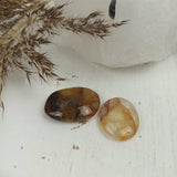 Golden healer handstenen – curated crystal by Marga Jacobs | rust, symboliek en intuïtieve zelfzorg