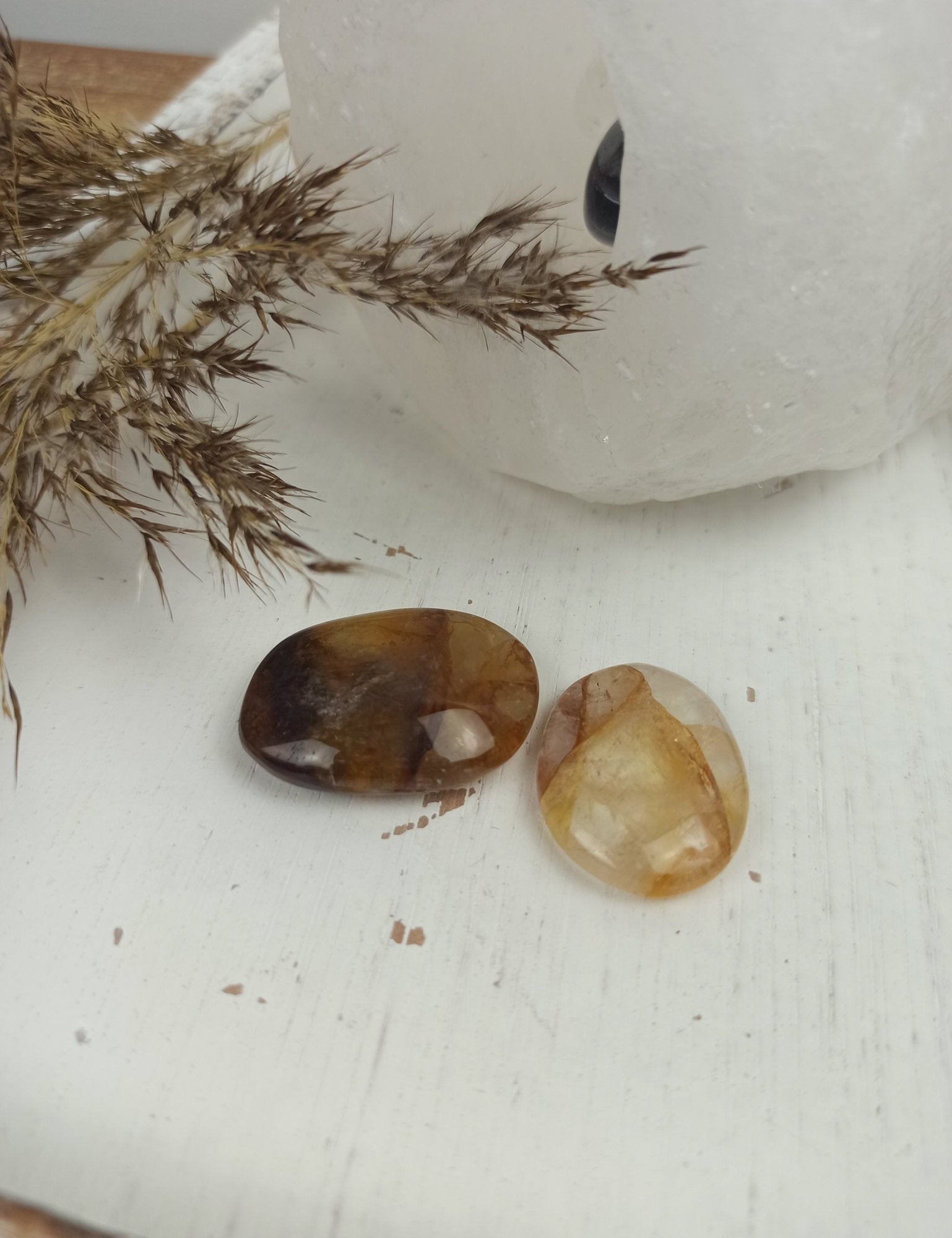 Golden healer handstenen – curated crystal by Marga Jacobs | rust, symboliek en intuïtieve zelfzorg