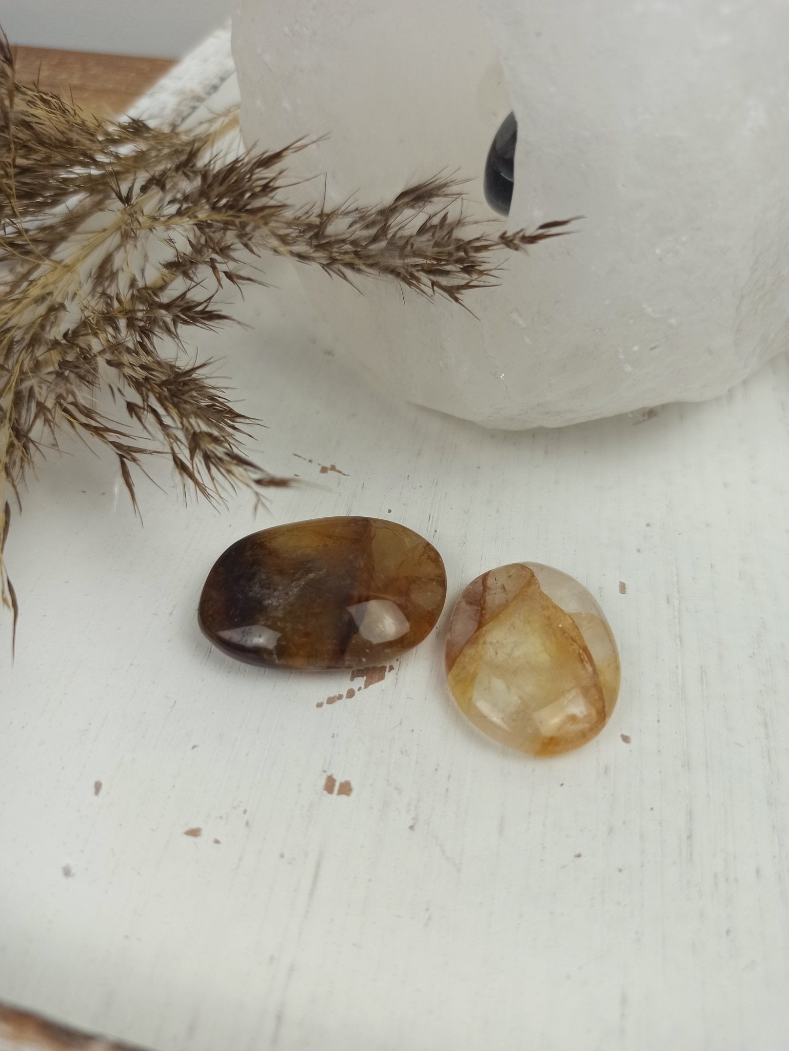 Golden healer handstenen – curated crystal by Marga Jacobs | rust, symboliek en intuïtieve zelfzorg