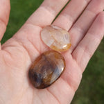 Golden healer handstenen – curated crystal by Marga Jacobs | rust, symboliek en intuïtieve zelfzorg