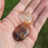 Golden healer handstenen – curated crystal by Marga Jacobs | rust, symboliek en intuïtieve zelfzorg