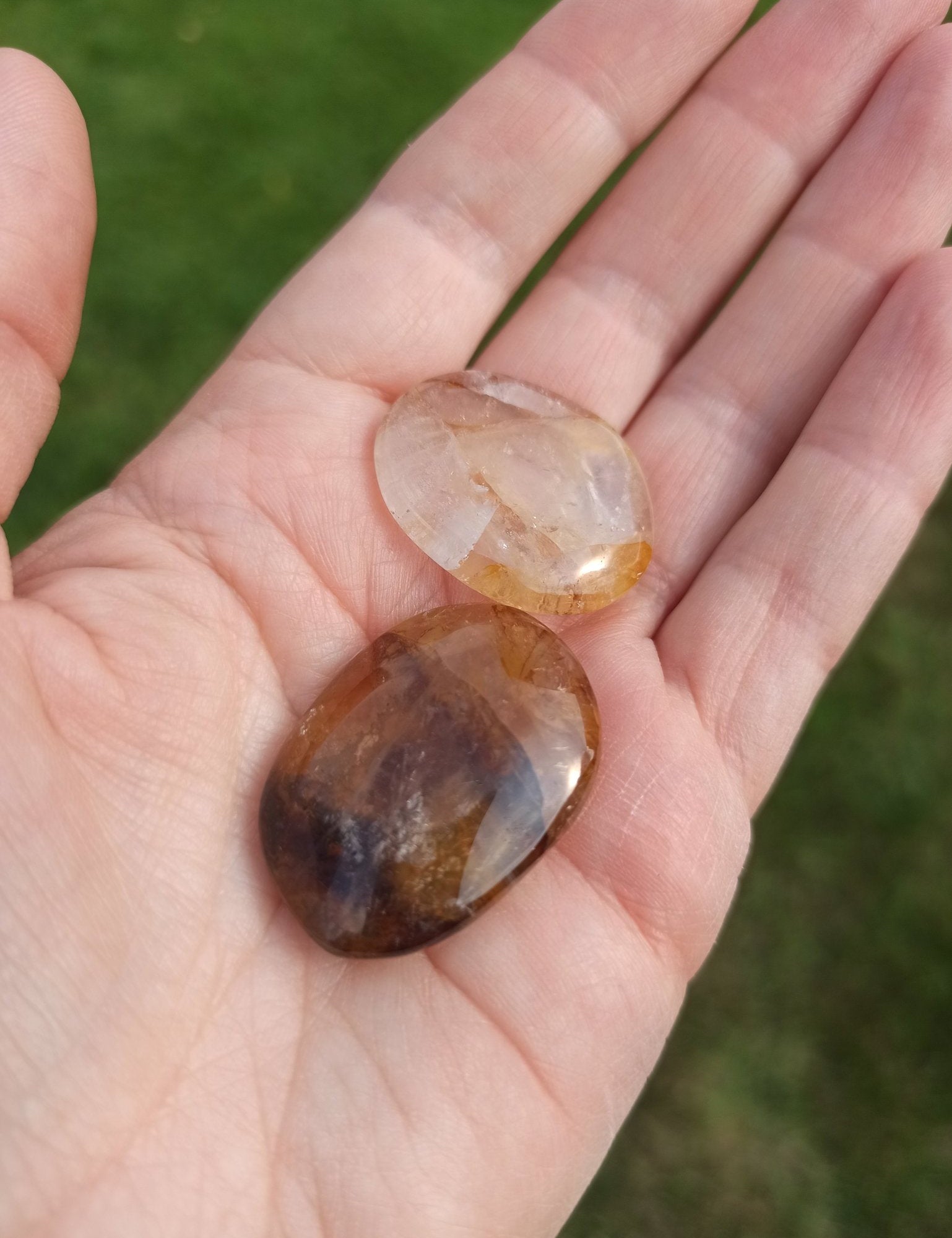 Golden healer handstenen – curated crystal by Marga Jacobs | rust, symboliek en intuïtieve zelfzorg