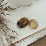 Golden healer handstenen – curated crystal by Marga Jacobs | rust, symboliek en intuïtieve zelfzorg
