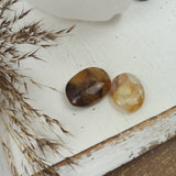 Golden healer handstenen – curated crystal by Marga Jacobs | rust, symboliek en intuïtieve zelfzorg