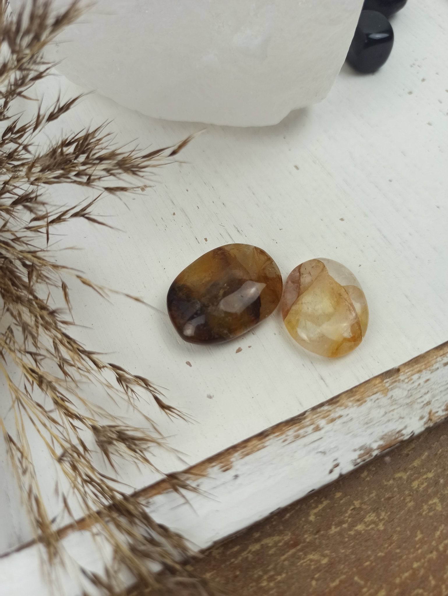 Golden healer handstenen – curated crystal by Marga Jacobs | rust, symboliek en intuïtieve zelfzorg