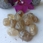 Gouden topaas (koningstopaas) – curated crystal by Marga Jacobs | rust, symboliek en intuïtieve zelfzorg