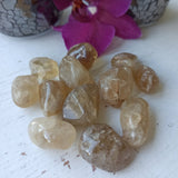 Gouden topaas (koningstopaas) – curated crystal by Marga Jacobs | rust, symboliek en intuïtieve zelfzorg