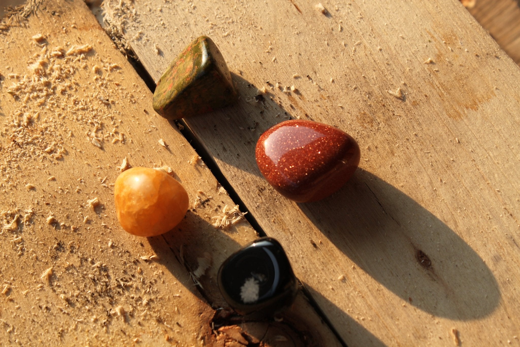 Goudstroom trommelstenen – curated crystal by Marga Jacobs | rust, symboliek en intuïtieve zelfzorg