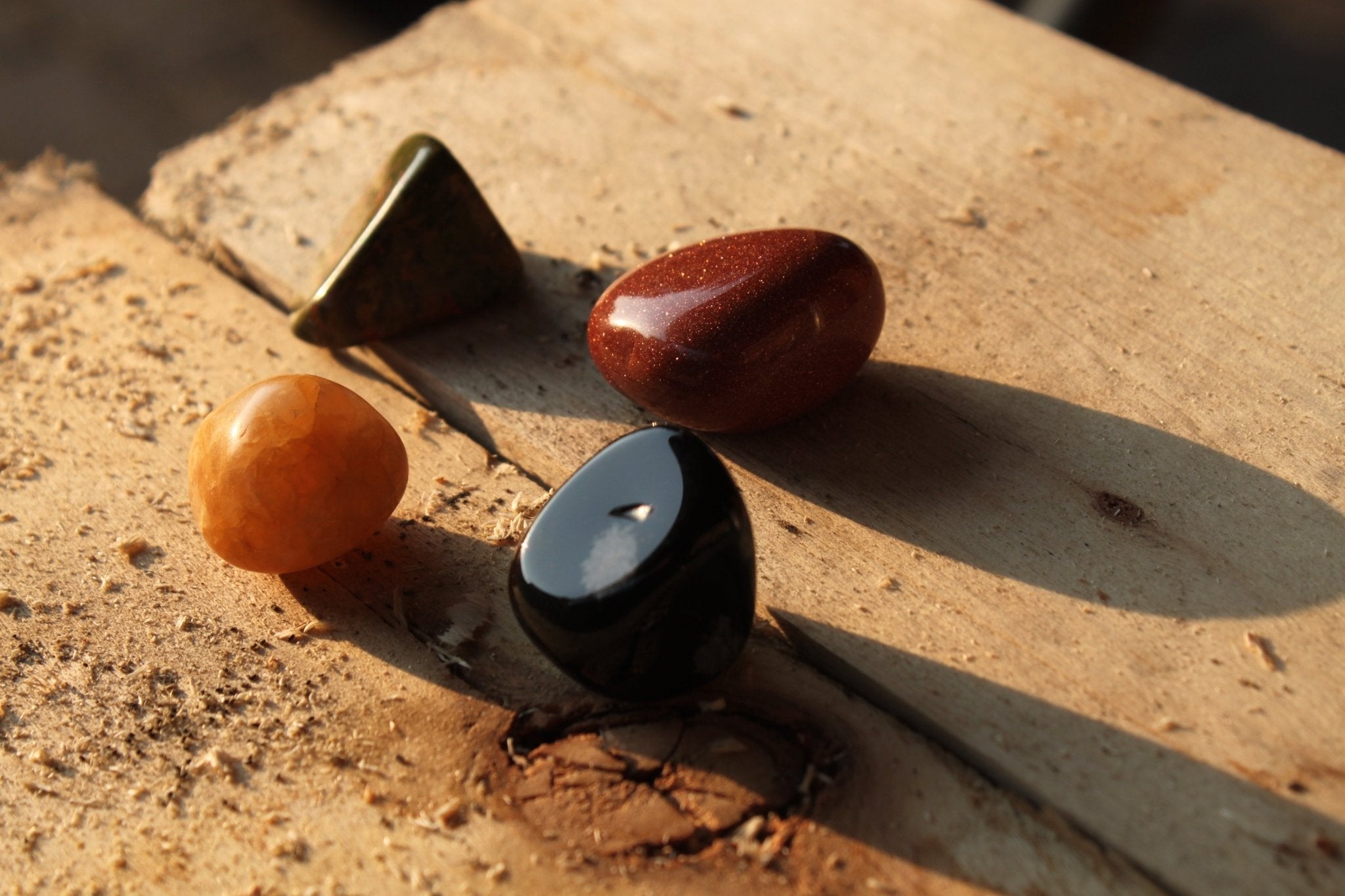 Goudstroom trommelstenen – curated crystal by Marga Jacobs | rust, symboliek en intuïtieve zelfzorg