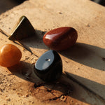 Goudstroom trommelstenen – curated crystal by Marga Jacobs | rust, symboliek en intuïtieve zelfzorg