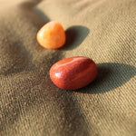 Goudstroom trommelstenen – curated crystal by Marga Jacobs | rust, symboliek en intuïtieve zelfzorg