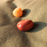 Goudstroom trommelstenen – curated crystal by Marga Jacobs | rust, symboliek en intuïtieve zelfzorg