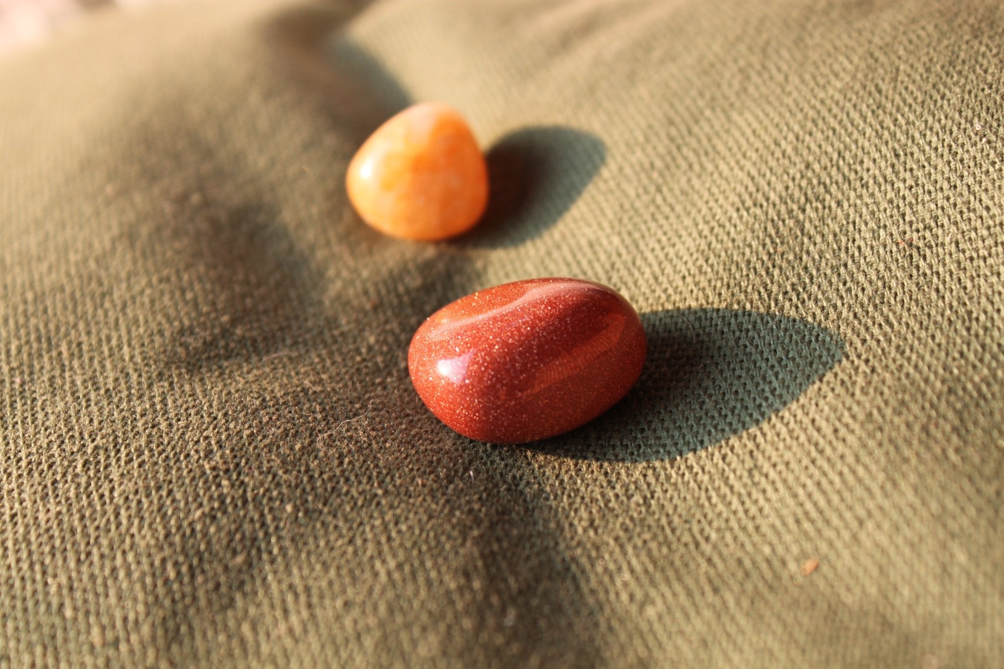 Goudstroom trommelstenen – curated crystal by Marga Jacobs | rust, symboliek en intuïtieve zelfzorg