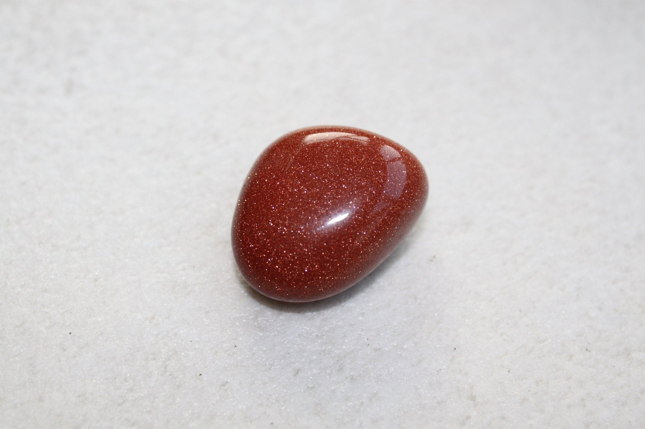 Goudstroom trommelstenen – curated crystal by Marga Jacobs | rust, symboliek en intuïtieve zelfzorg