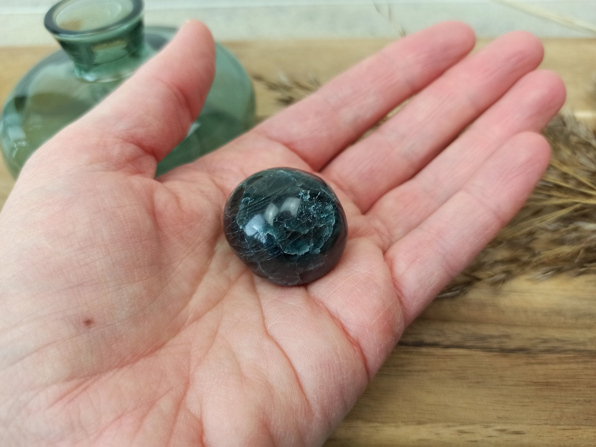 Groene apatiet trommelstenen – curated crystal by Marga Jacobs | rust, symboliek en intuïtieve zelfzorg