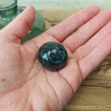 Groene apatiet trommelstenen – curated crystal by Marga Jacobs | rust, symboliek en intuïtieve zelfzorg