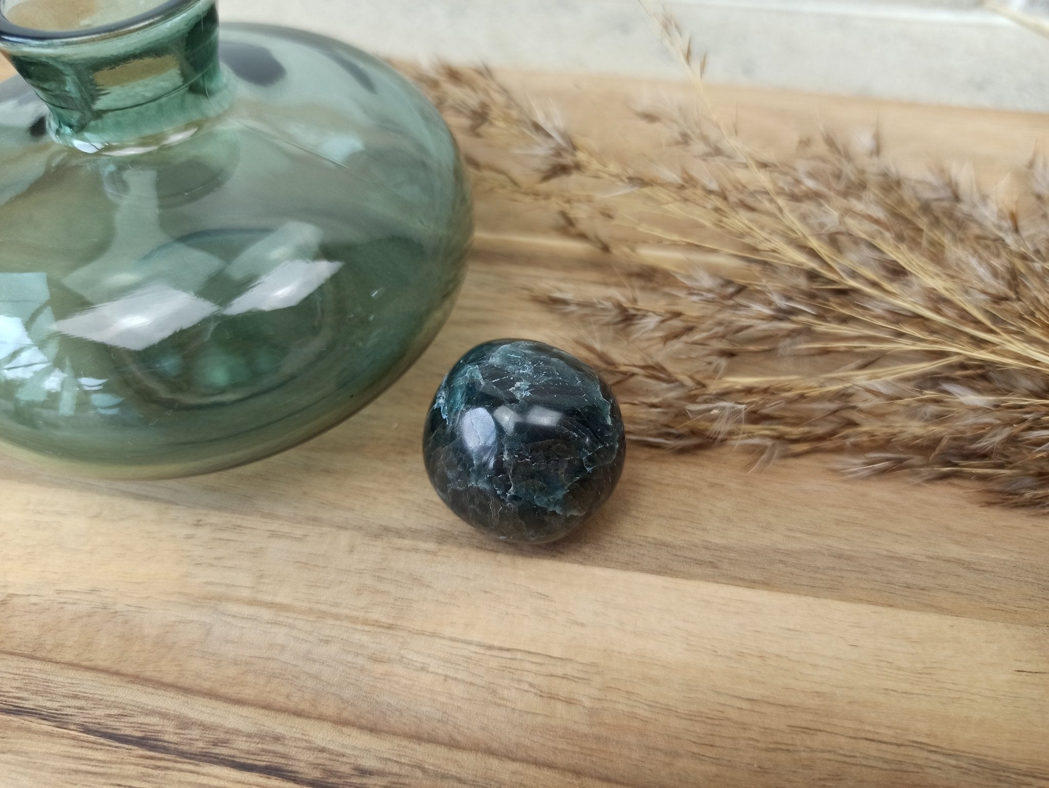 Groene apatiet trommelstenen – curated crystal by Marga Jacobs | rust, symboliek en intuïtieve zelfzorg