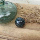 Groene apatiet trommelstenen – curated crystal by Marga Jacobs | rust, symboliek en intuïtieve zelfzorg