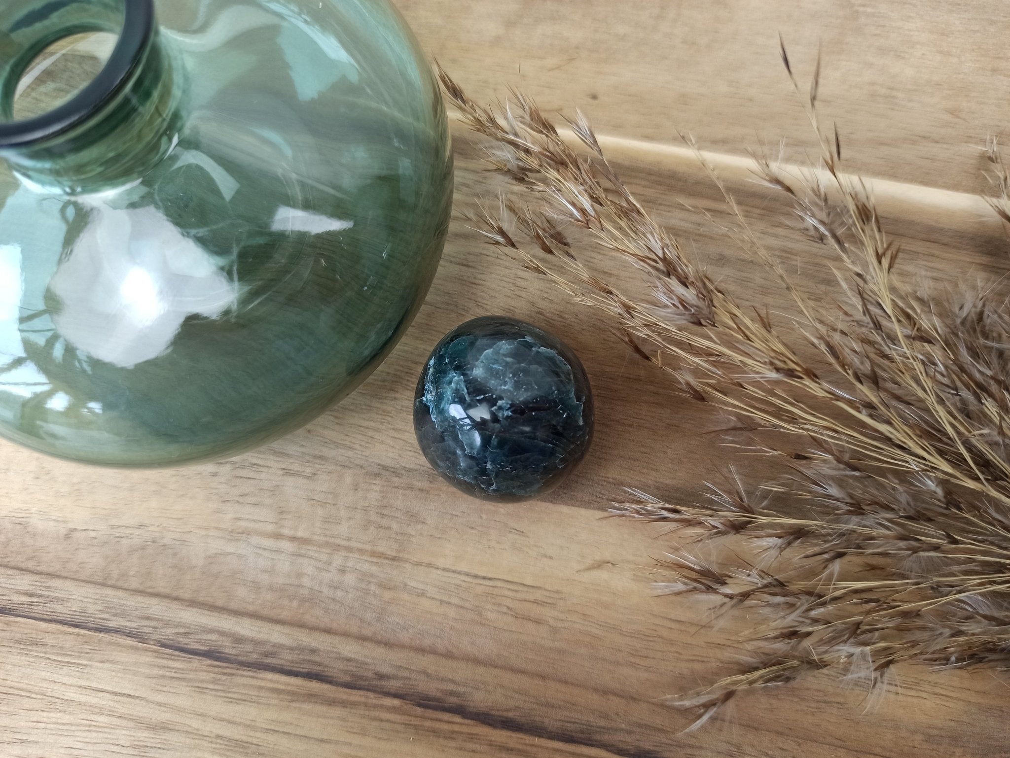 Groene apatiet trommelstenen – curated crystal by Marga Jacobs | rust, symboliek en intuïtieve zelfzorg