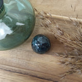 Groene apatiet trommelstenen – curated crystal by Marga Jacobs | rust, symboliek en intuïtieve zelfzorg